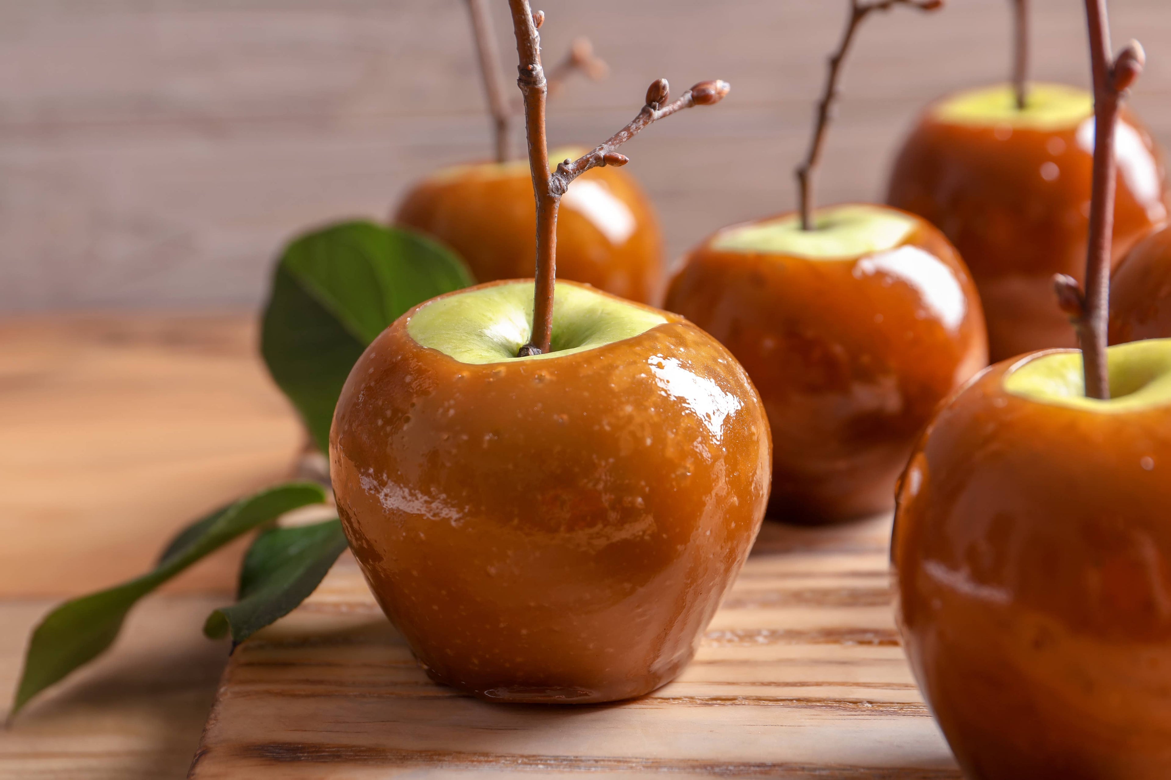5 oz Cream Jar Candle: Caramel Apple